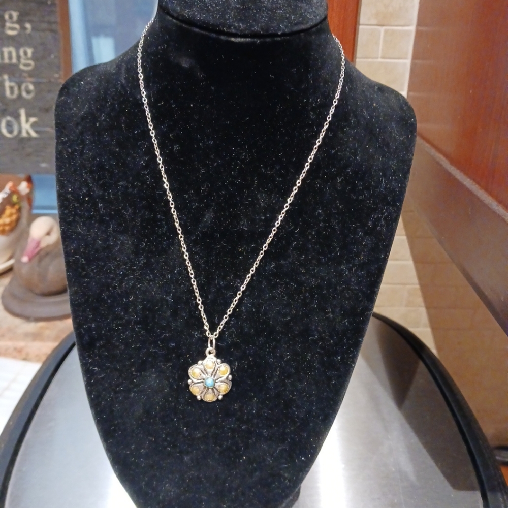 Girl's Silvertone 16in. Flower Pendant Necklace.